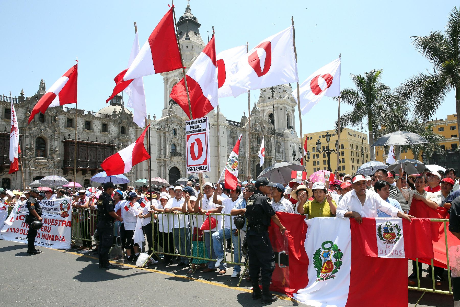 LIMA,PERU ENERO 27. Ciudadanos se han hecho presentes en la Plaza de Armas de Lima y siguieron atentamente el fallo de La Haya  y Mensaje a la naciòn del Pte. Ollanta Humala;por pantallas instaladas en el frontis de Palacio de Gobierno.
Foto: Andina/Prensa Presidencia