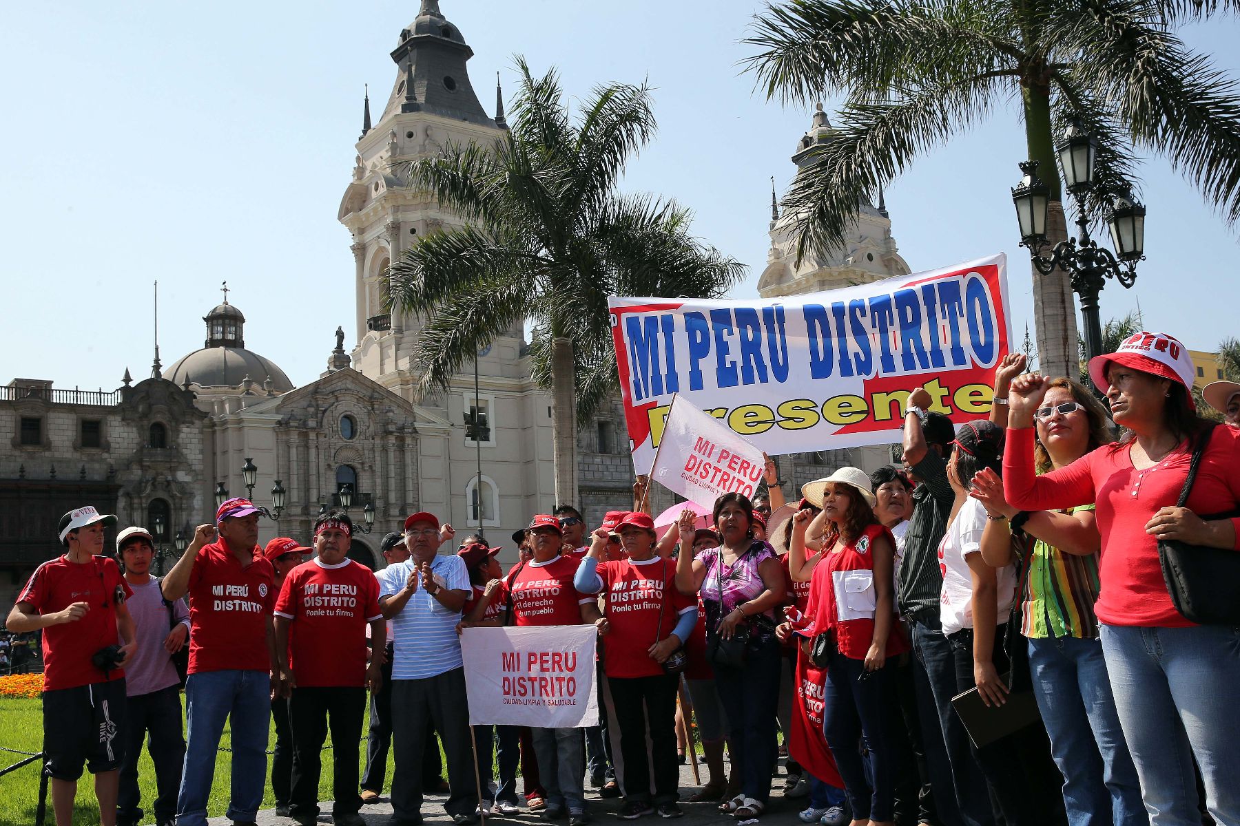 LIMA,PERU ENERO 27. Ciudadanos se han hecho presentes en la Plaza de Armas de Lima y siguieron atentamente el fallo de La Haya  y Mensaje a la naciòn del Pte. Ollanta Humala;por pantallas instaladas en el frontis de Palacio de Gobierno.
Foto: Andina/Prensa Presidencia