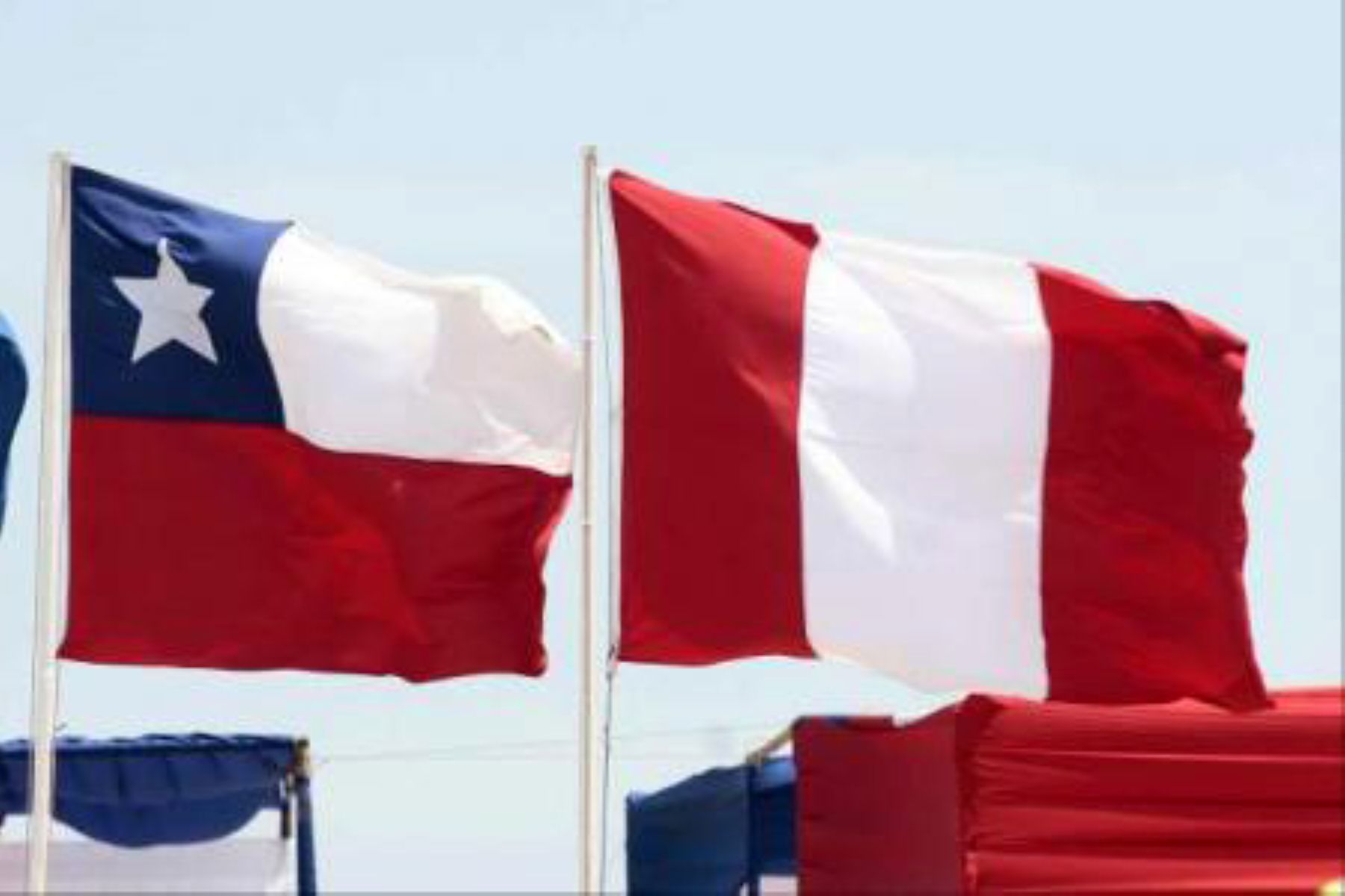 Peruvian flag (right) and Chilean flag (left). Photo: ANDINA