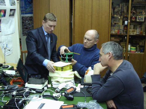 Cosmonautas rusos y nanosatélite de la UNI Chasqui 1. Foto: Andina/Difusión