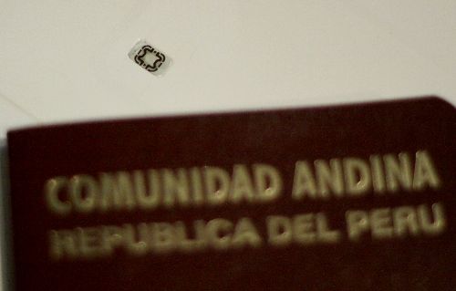 LIMA PERU, ENERO 5. Presentan pasaporte electronico, requisito para la exoneración de la visa Schengen, que permitira a los peruanos el ingreso a Europa. Foto: ANDINA/Melina Mejia