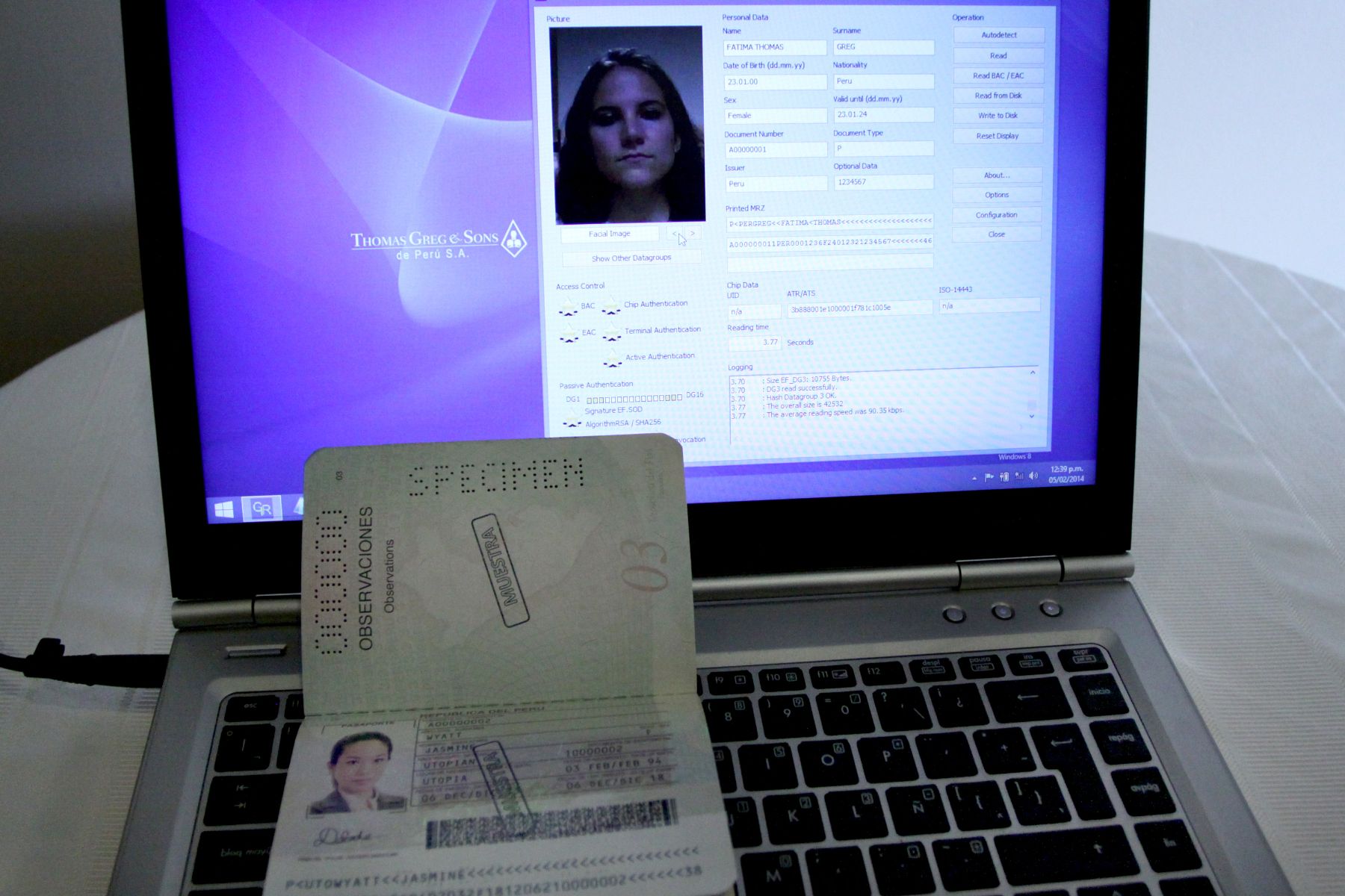 LIMA PERU, ENERO 5. Presentan pasaporte electronico, requisito para la exoneración de la visa Schengen, que permitira a los peruanos el ingreso a Europa. Foto: ANDINA/Melina Mejia