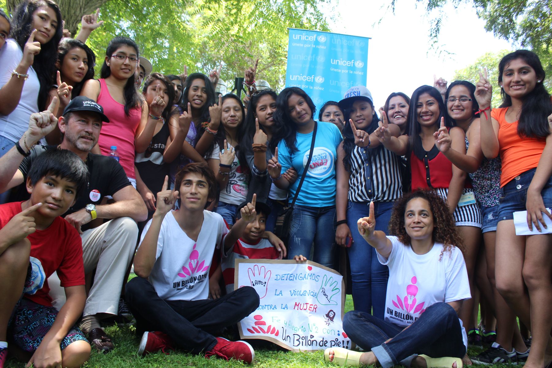 Estudiantes y artistas se unen para apoyar campaña Billón de a Pie, contra la violencia hacia la mujer. Foto: Andina/Difusión