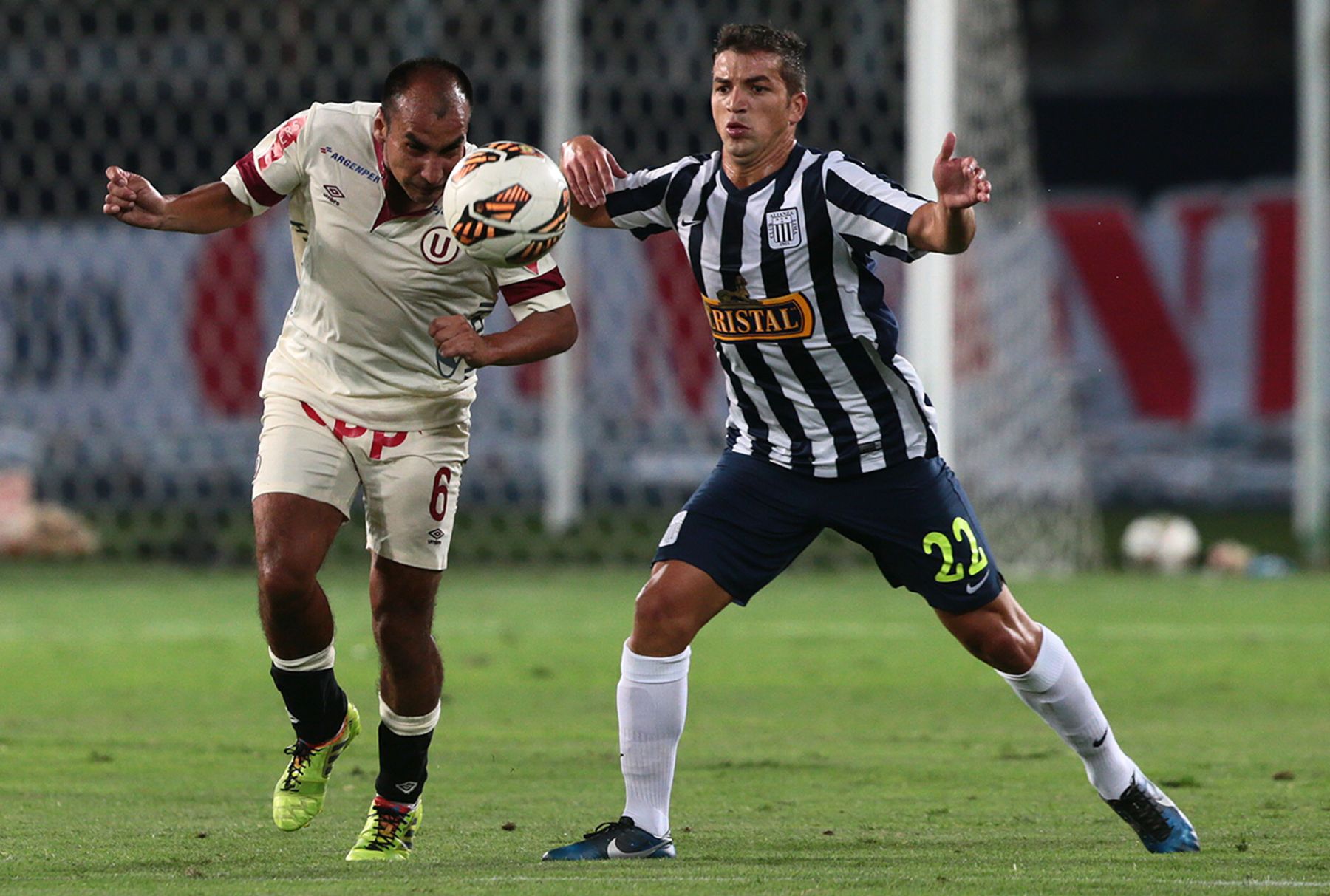 Gabriel Costa (D) jugó en Alianza Lima en 2014 y 2015 (imagen de archivo). Foto: ANDINA/Carlos Lezama.