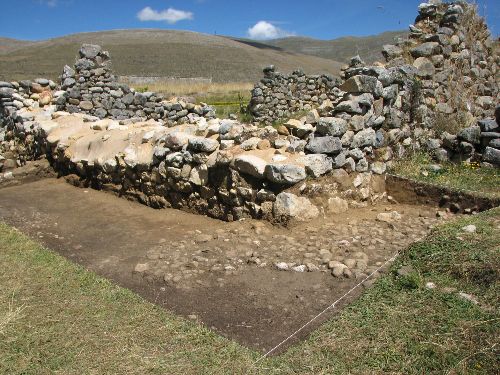 Descubren calles empedradas en complejo Huánuco Pampa