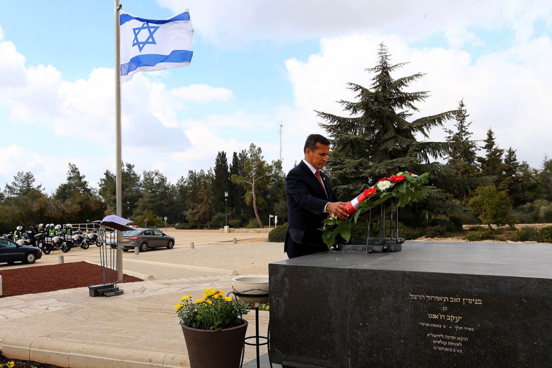 Jefe del Estado, Ollanta Humala, participó en la ceremonia de colocación de ofrendas florales en el monte Herlz, donde está ubicado un cementerio en que yacen los restos de personalidades de Israel. Foto: ANDINA/Presidencia.