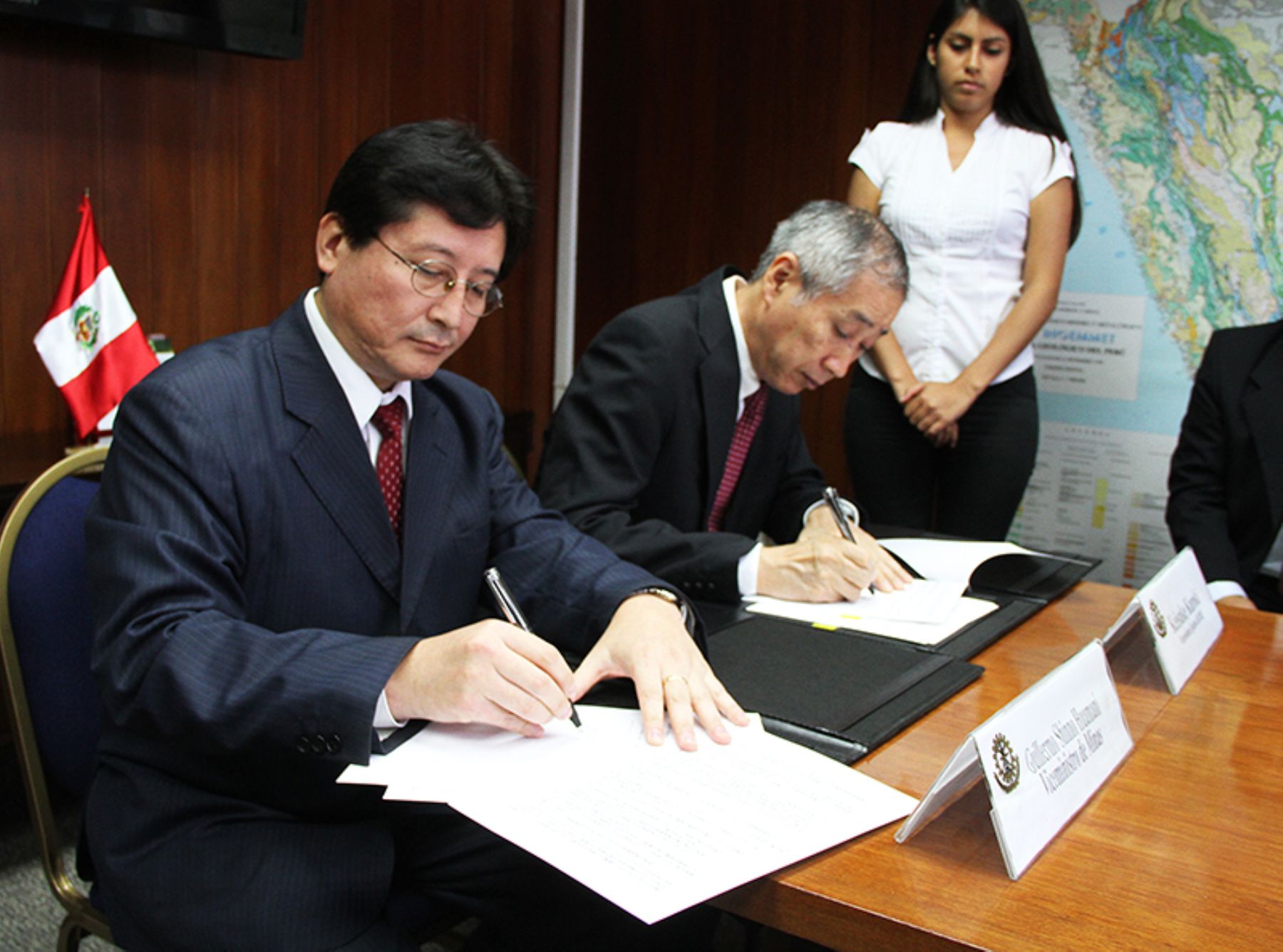 El viceministro de Minas, Guillermo Shinno, y el vicepresidente ejecutivo de Jogmec, Keisuke Kuroki, firman convenio de cooperación bilateral.