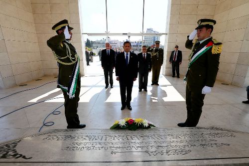 El Presidente de la República, Ollanta Humala Tasso, participó hoy en una ceremonia de ofrenda floral a la tumba del líder palestino Yasser Arafat, durante una visita oficial a Palestina. Foto: ANDINA/Presidencia,