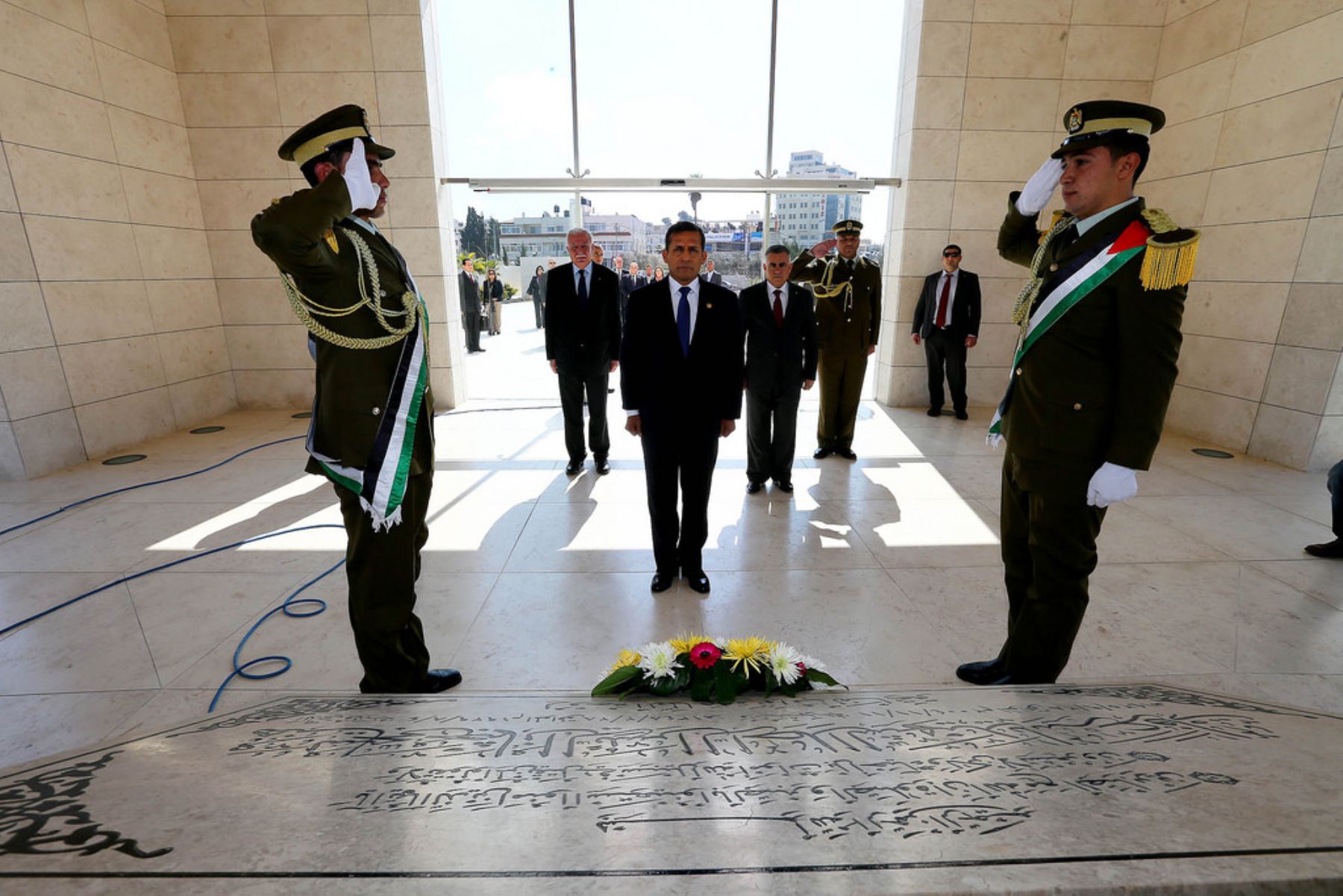 El Presidente de la República, Ollanta Humala Tasso, participó hoy en una ceremonia de ofrenda floral a la tumba del líder palestino Yasser Arafat, durante una visita oficial a Palestina. Foto: ANDINA/Presidencia,