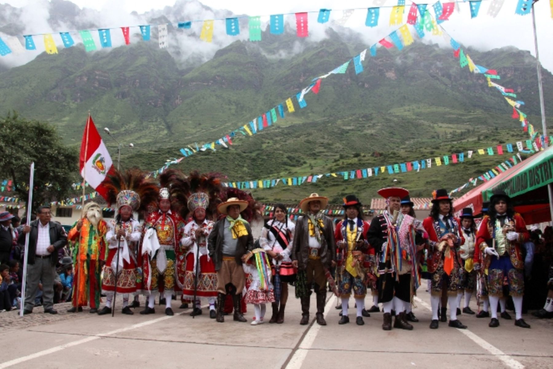 La Festividad de la Virgen del Rosario de Huallhua, distrito de San Salvador, provincia de Calca, Cusco, fue declarada Patrimonio Cultural de la Nación.