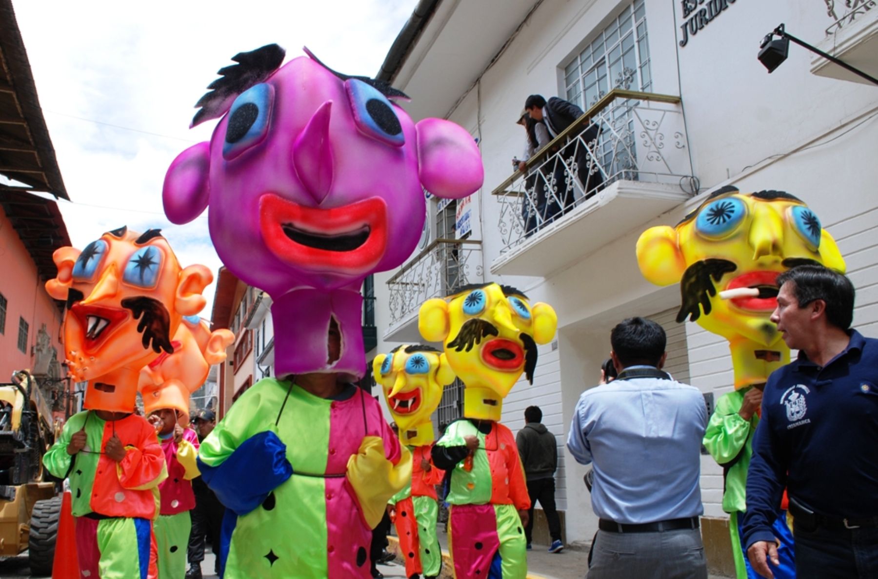 Se inició tradicional carnaval de Cajamarca con participación de numerosos barrios.