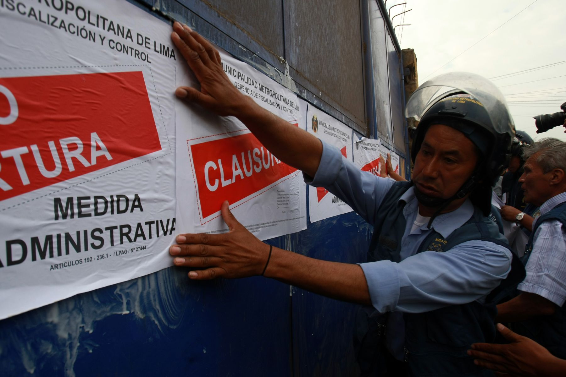 Colocan carteles de "clausurado" en puertas de La Parada.ANDINA/Héctor Vinces