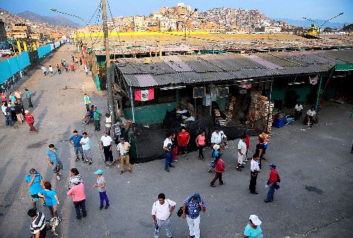 Municipalidad de Lima,Fiscalia y la Policia Nacional clausuran el mercado mayorista"La Parada",en la Victoria. Foto: ANDINA/Carlos Lezama