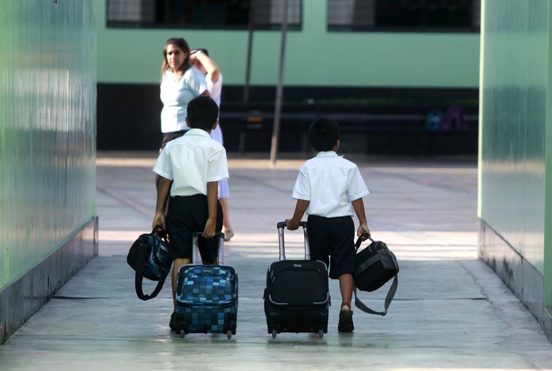 Especialista brinda consejos a los padres sobre lo qué no deben hacer en el primer día de clase. Foto: Andina