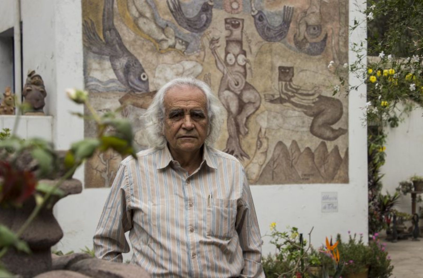 Poeta Arturo Corcuera y un mural inspirado en su obra Noé Delirante.