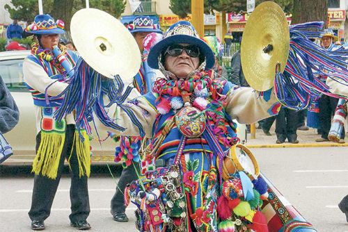 Los danzantes anuncian el día de fiesta.