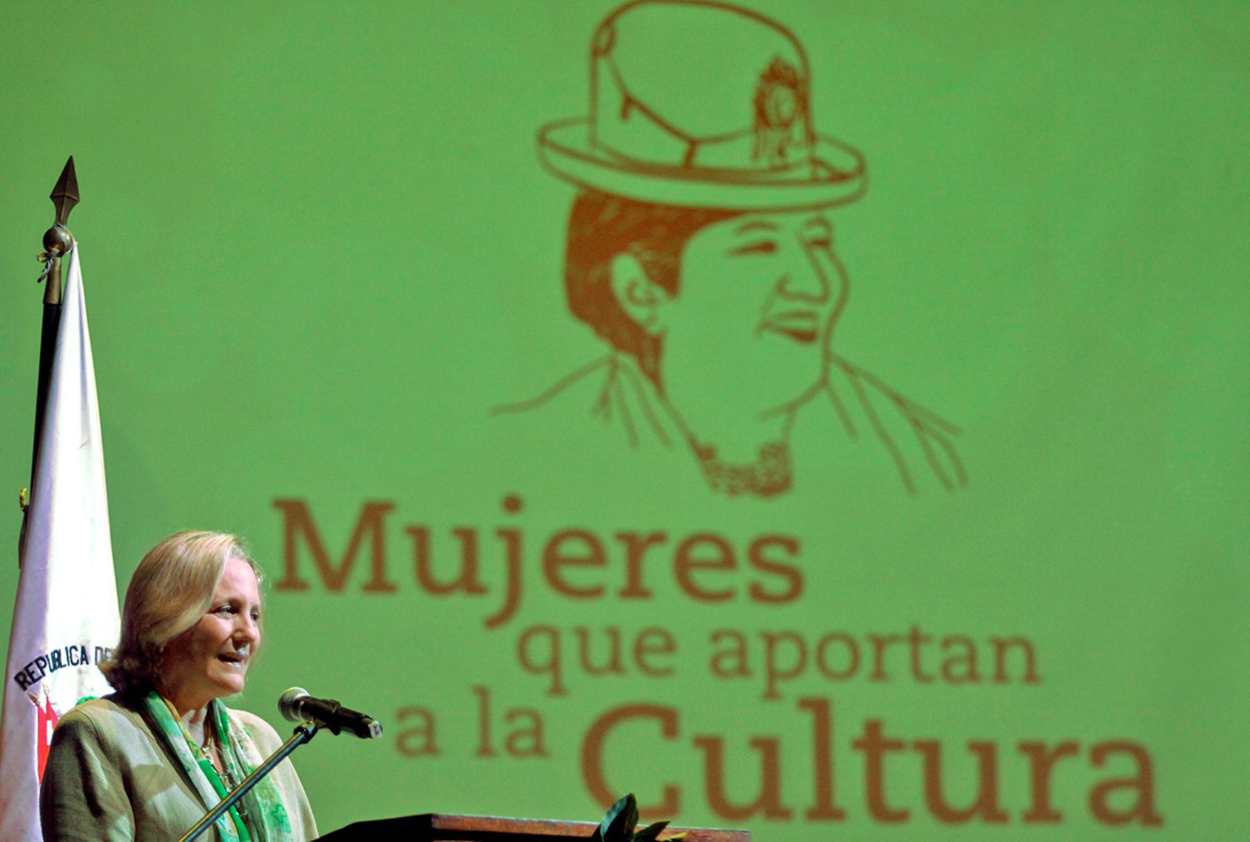 inistra de Cultura, Diana Alvarez Calderón, brinda reconocimiento a Mujeres que aportan a la cultura Peruana