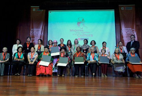 inistra de Cultura, Diana Alvarez Calderón, brinda reconocimiento a Mujeres que aportan a la cultura Peruana