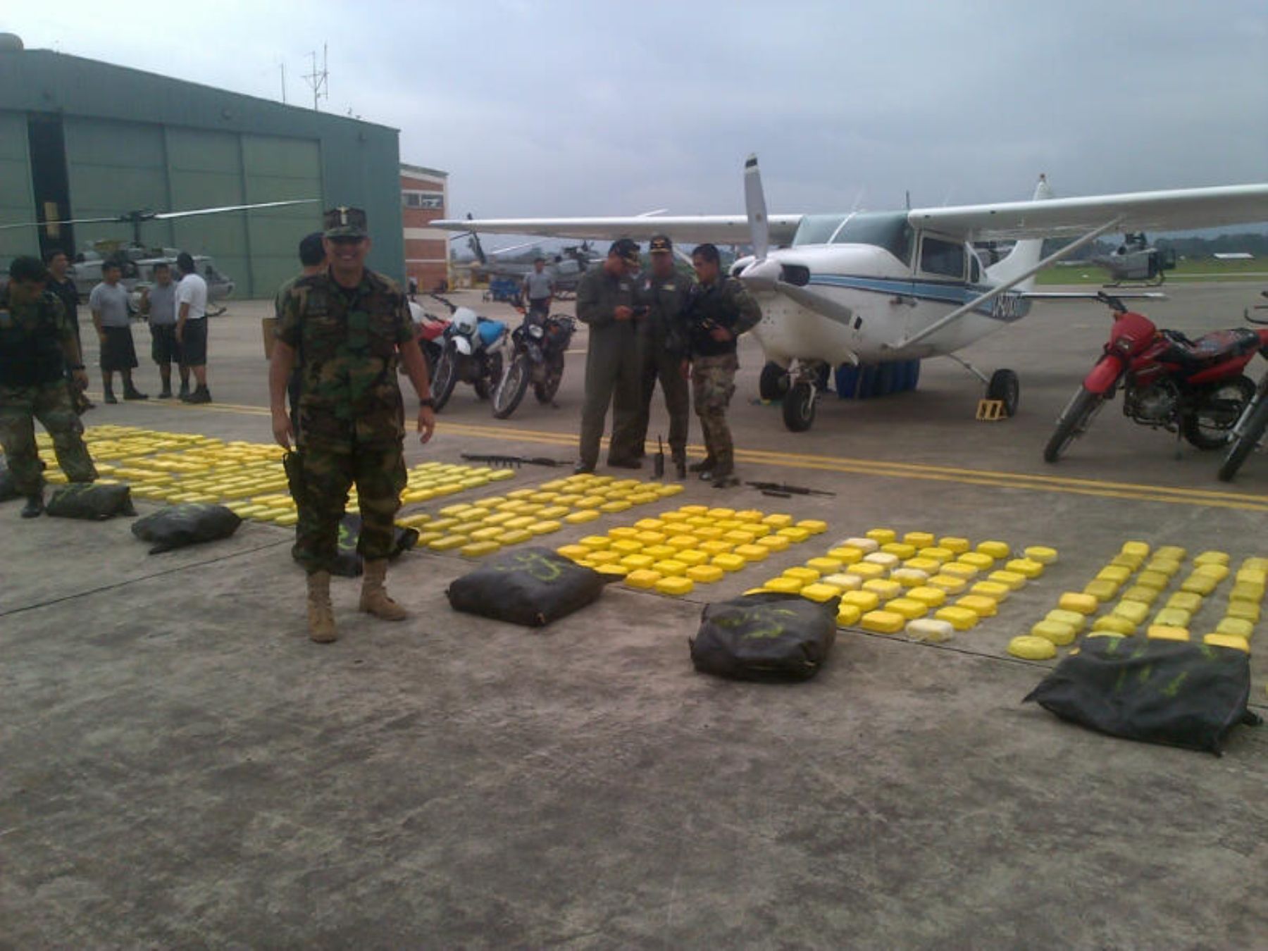 Policía interviene avioneta con droga en Oxapampa