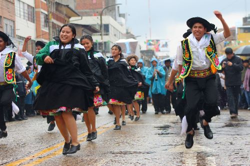 Contrapunto de huaylarsh en varias calles de Huancayo.