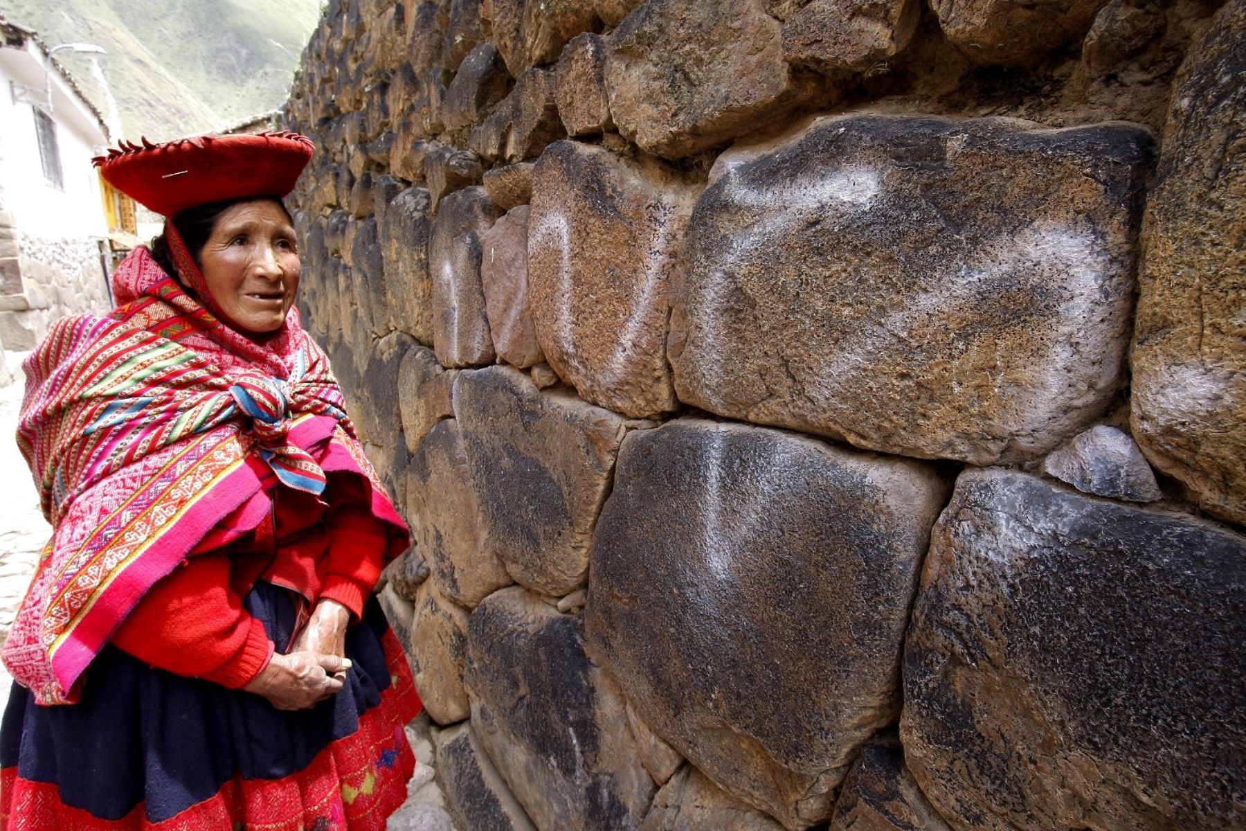 Piedras incas en la ciudadela de Ollantaytambo amanecieron con pintas. Foto: ANDINA/Percy Hurtado.