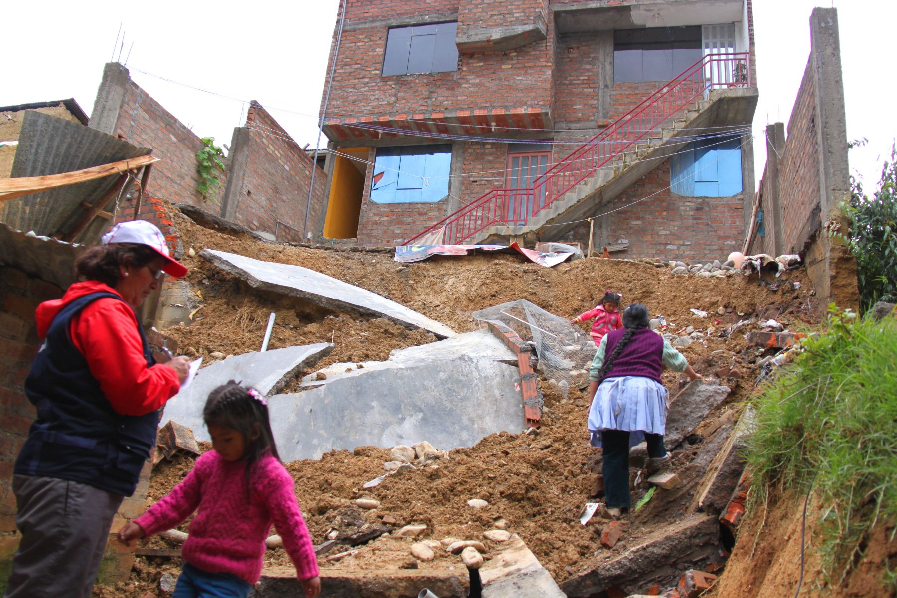Por intensas lluvias cinco viviendas colapsaron y otras diez resultaron dañadas en Huancayo