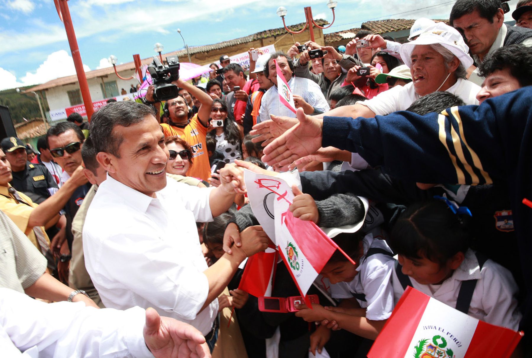 El Presidente Ollanta Humala, inaugura la carretera Trujillo-Shiran-Huamachuco, tramo división Otuzco-división Callacuyan, en la plaza principal del distrito de Agallpampa, región La Libertad.Foto:ANDINA/Prensa Presidencia