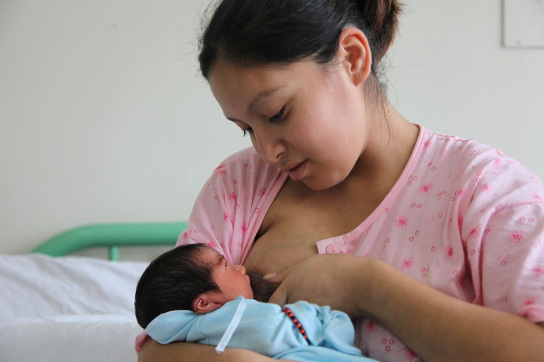 Vinculo que establece la madre con su bebe durante la lactancia materna le servirá en su desarrollo emocional hasta la adultez. ANDINA/Difusión