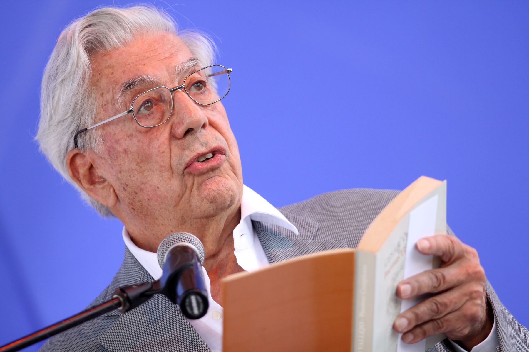 LIMA PERÚ, MARZO 26. Mario Vargas Llosa, en lectura de Cesar Vallejo por el Día de la Palabra. Foto: ANDINA/Melina Mejia