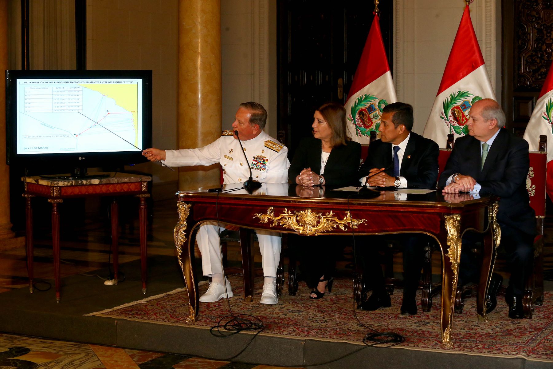 Jefe del Estado, Ollanta Humala, recibió en Palacio de Gobierno las conclusiones del trabajo realizado por los equipos peruano y chileno para fijar las coordenadas exactas de la frontera marítima.