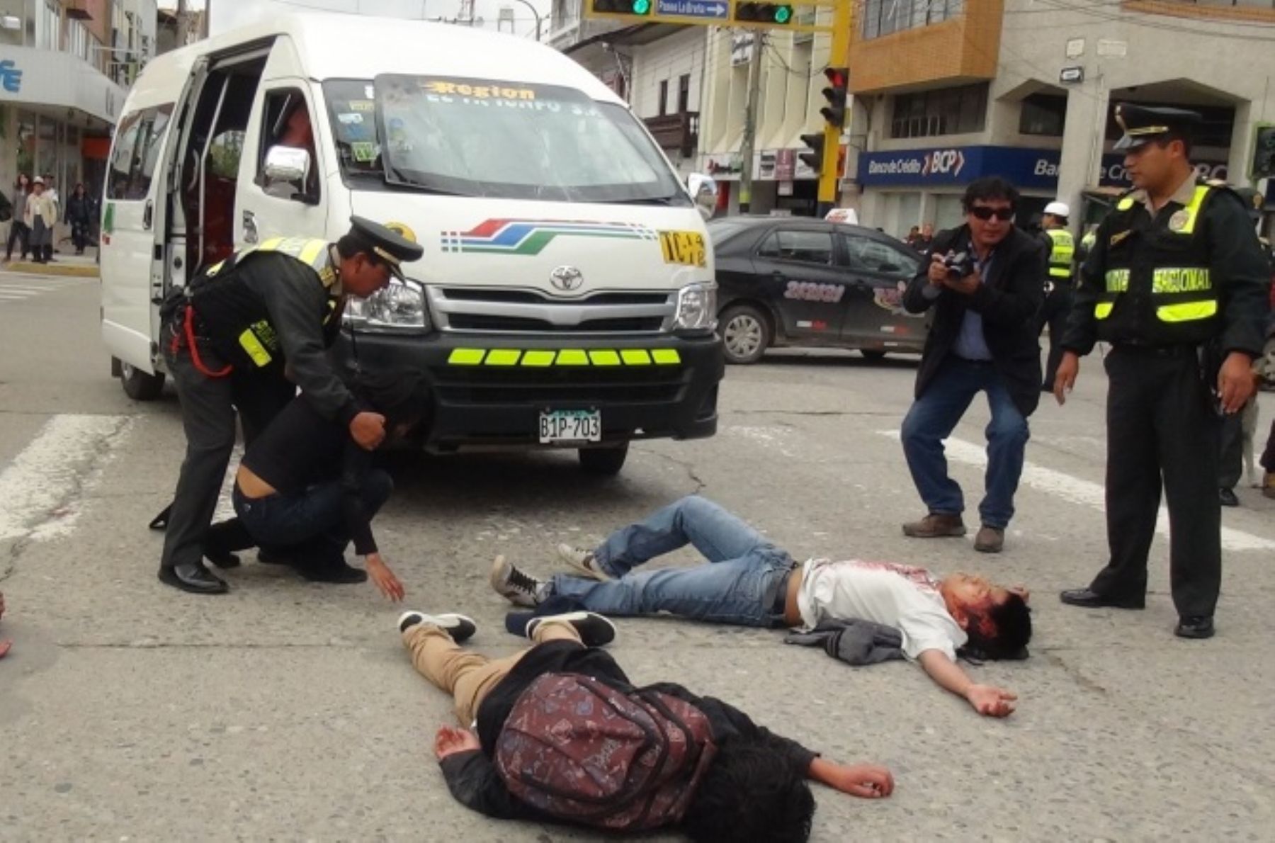 La policía realizó un simulacro de accidente de tránsito en Huancayo para c...