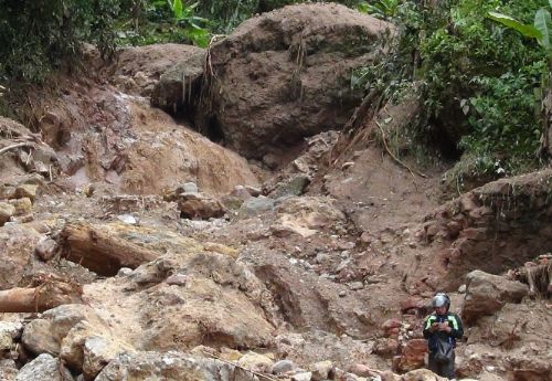 El fiscal provincial de Huancabamba, Edgar Castillo Álvarez, en coordinación con el comisario de Sapalache, dispuso que efectivos policiales lleguen hasta el caserío Peña Blanca, donde la tarde de ayer se produjo un huaico producto de las lluvias en la zona, que acabó con la vida de tres miembros de una familia. ANDINA