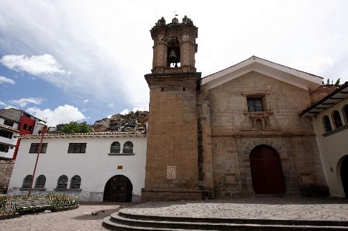 Roban platería repujada de altar mayor de iglesia colonial del Cusco.