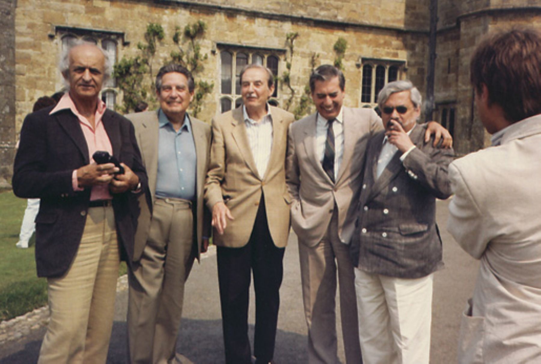 Los peruanos Fernando de Szyszlo y Mario Vargas Llosa junto a Octavio Paz y otros intelectuales. INTERNET/Medios