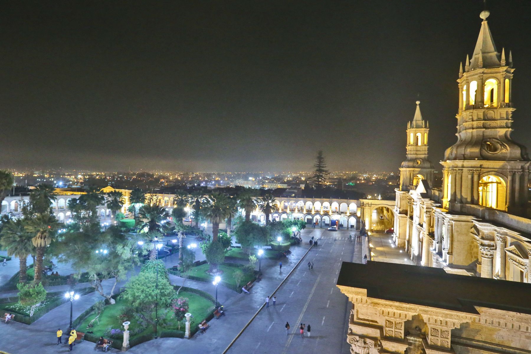 Hermosa postal de la Plaza de Armas de la ciudad de Arequipa con la basílica catedra en primer plano y detrás suyo el imponente y emblemático volcán Misti. Foto: ANDINA /Archivo