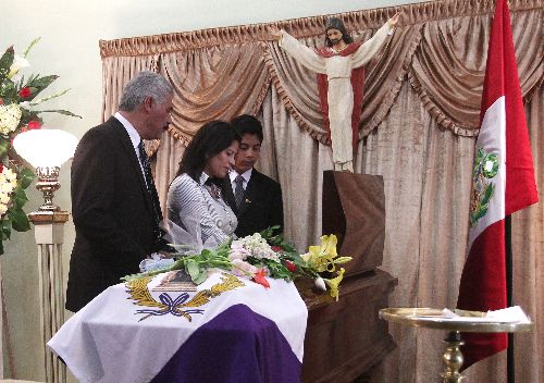 La Ministra del Mujer Carmen Omonte, asiste al velatorio de Don Oscar Aviles en Museo de la Nación. ANDINA/Vidal Tarqui