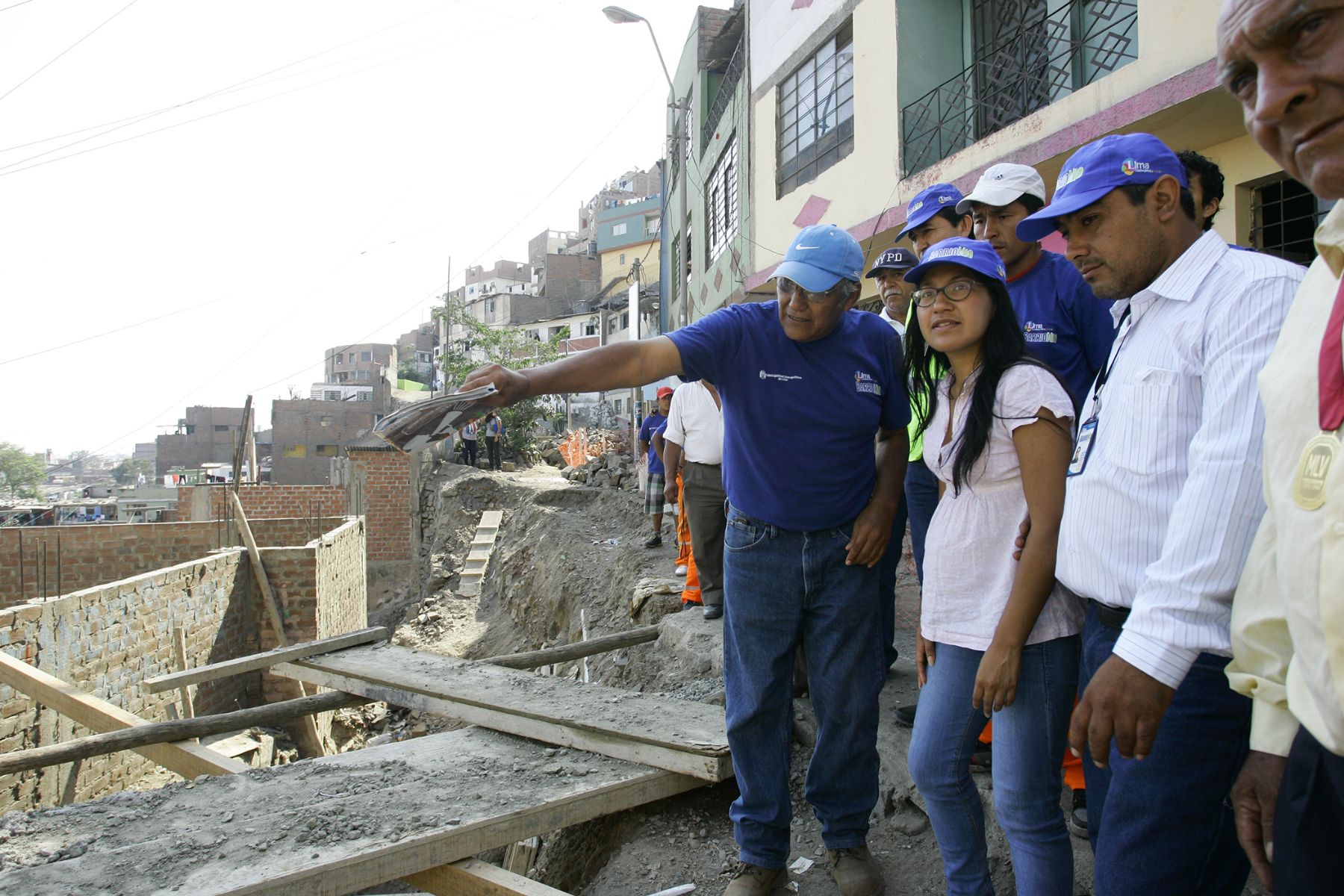 Teniente alcalde de Lima inspecciona obras de construcción en el Cerro El Pino