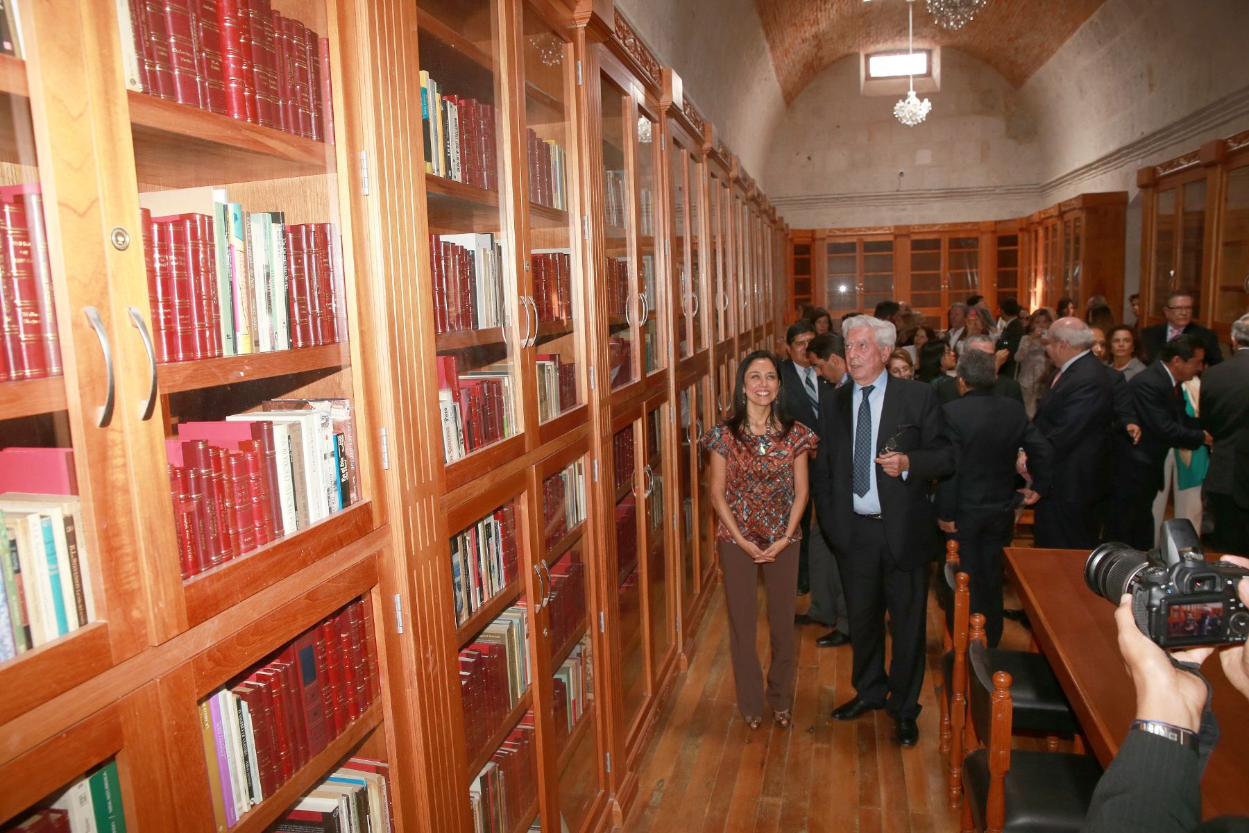 Arequipa espera otro lote de libros de biblioteca de Mario Vargas Llosa ...
