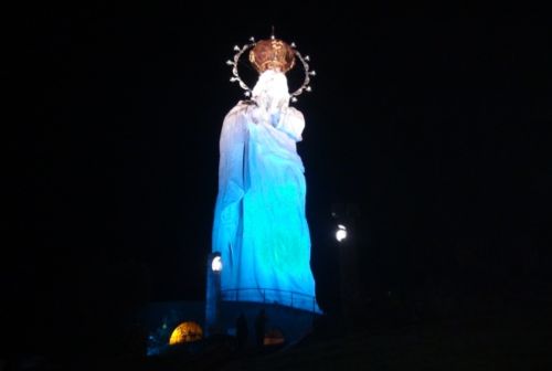 Inauguran moderna iluminación de imagen de virgen de 30 metros de altura en Concepción.