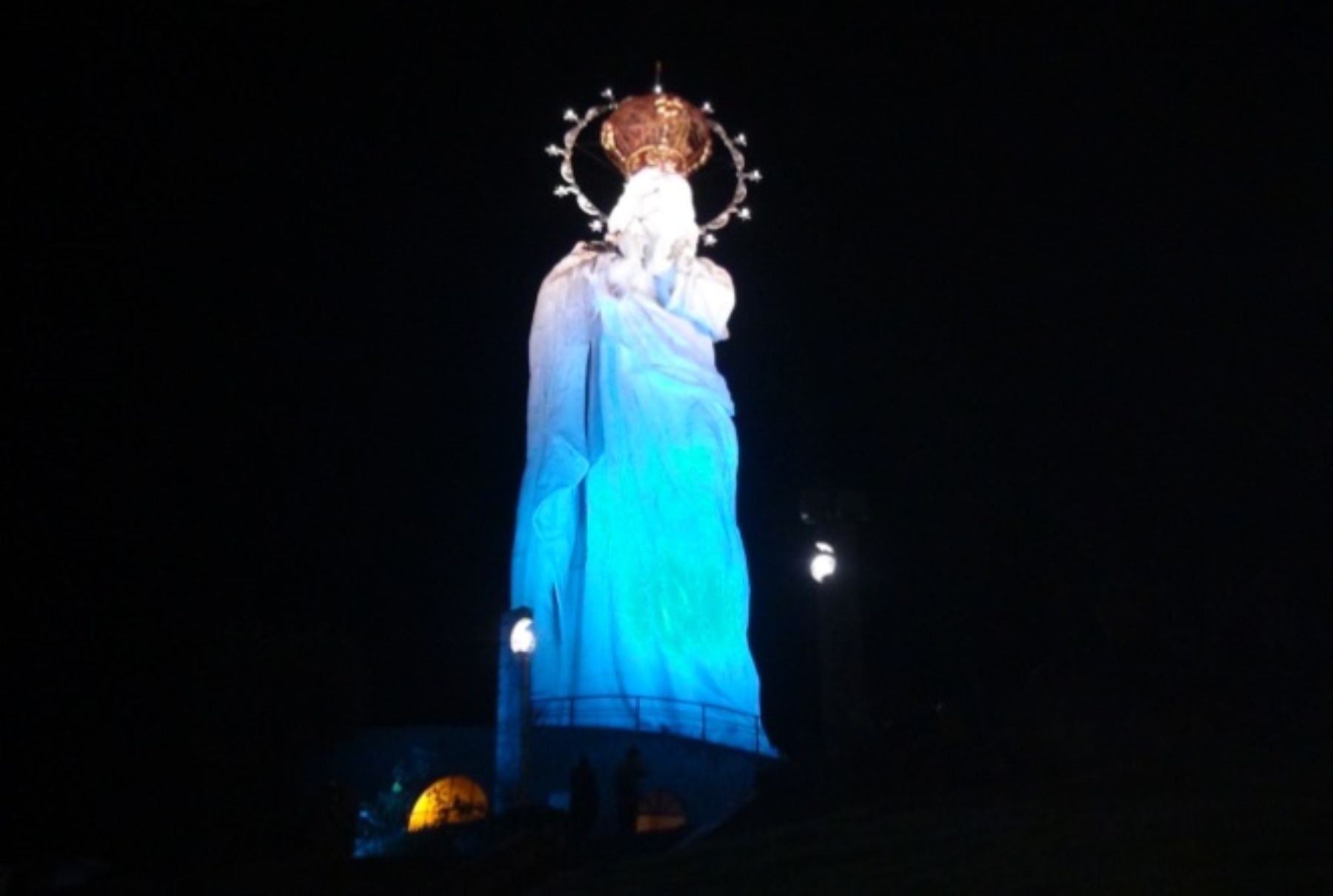 Inauguran moderna iluminación de imagen de virgen de 30 metros de altura en Concepción.