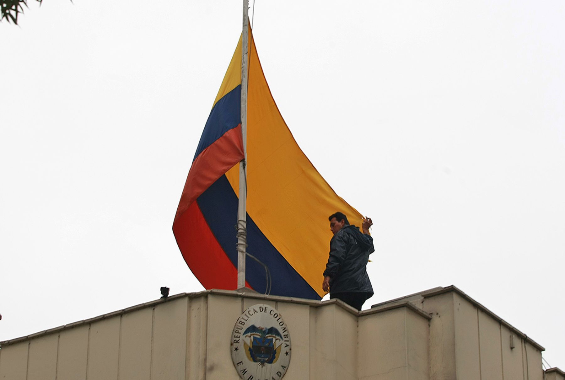 Embajada de Colombia luce bandera a media asta por muerte de García Márquez. Foto: ANDINA/Héctor Vinces.