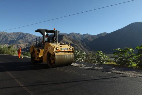 Asfaltado de carretera en la región andina del Perú. ANDINA/Difusión