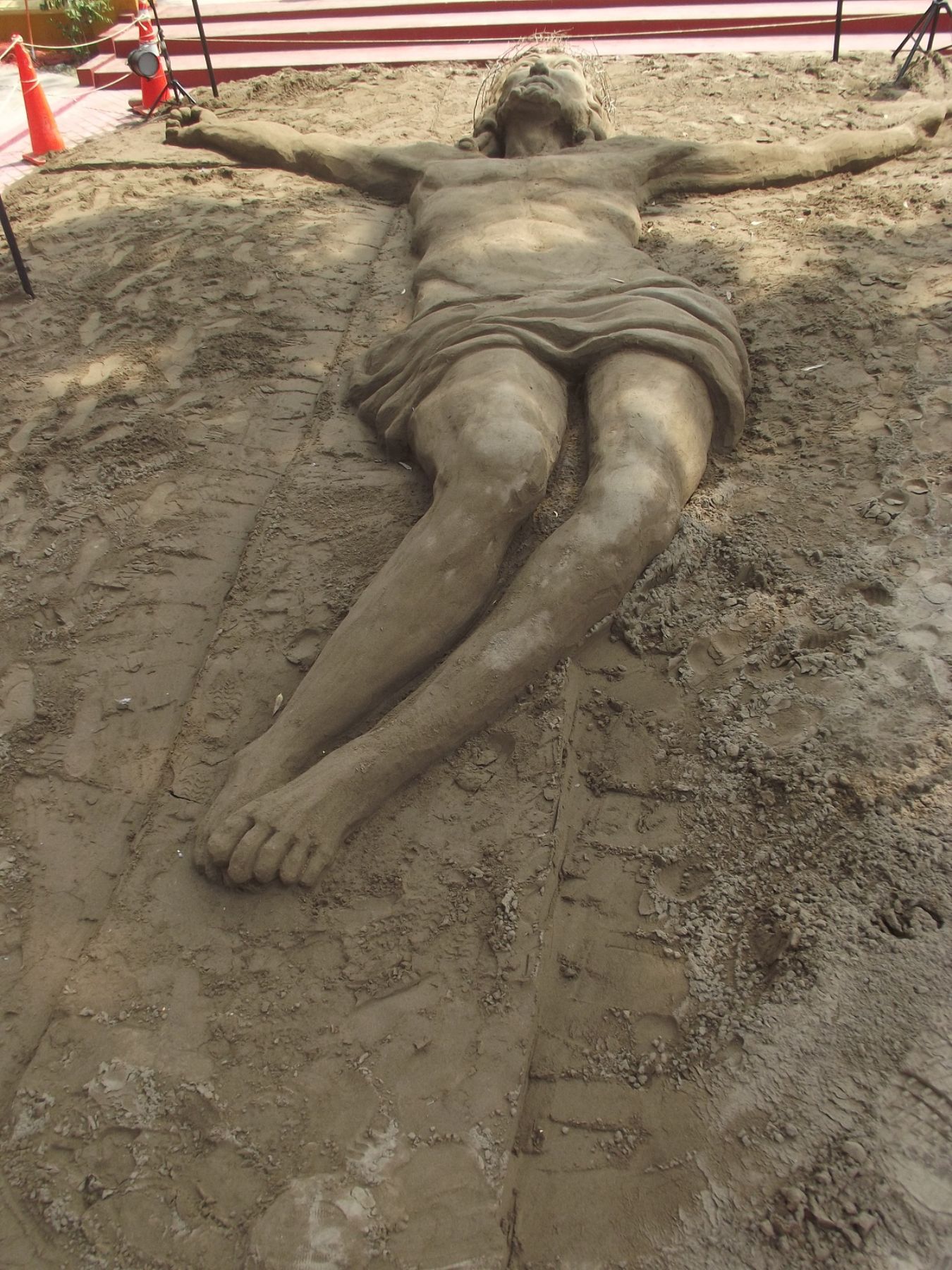 Escultura de arena de Cristo crucificado en Pachacámac.