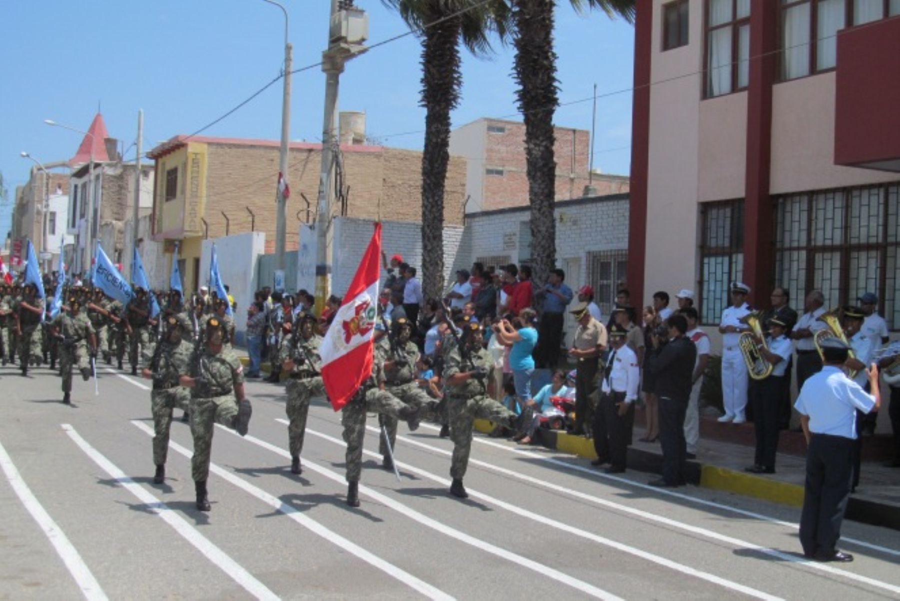 Autoridades de Lambayeque participaron en el desfile cívico que se organizó en homenaje a Abelardo Quiñones en parque principal de Pimentel.