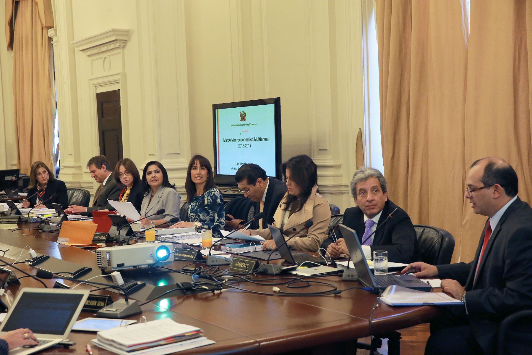 Peruvian Economic and Finance Minister, Luis Miguel Castilla (far left). Photo: ANDINA/Prensa Presidencia