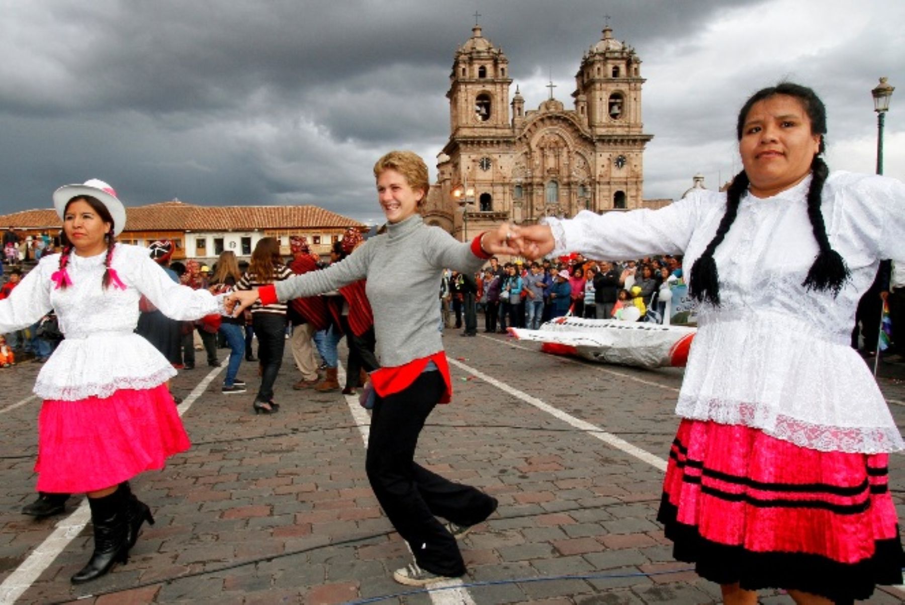 Cusqueños celebran en las calles la concesión del aeropuerto de Chinchero