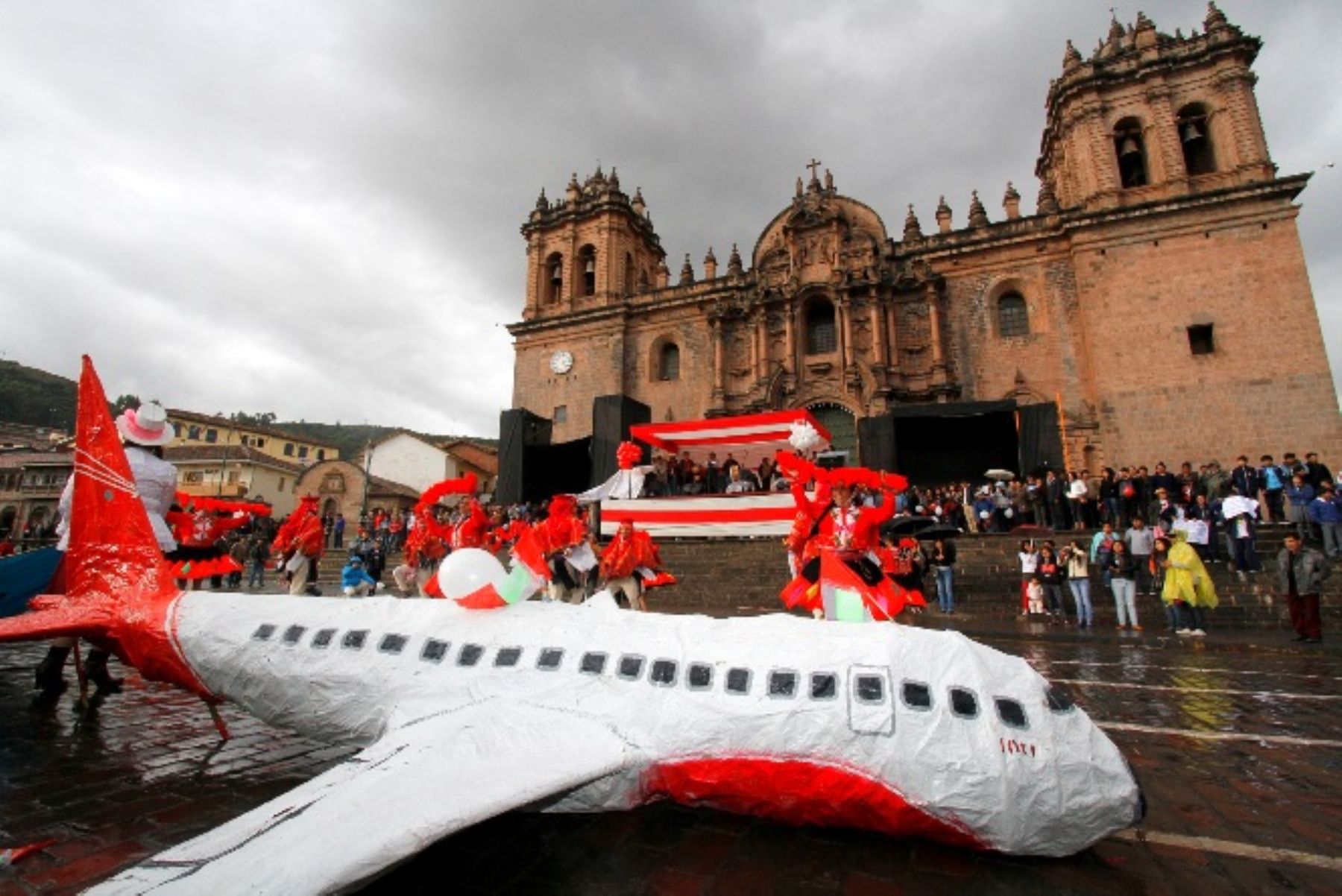 Cusqueños celebran en las calles la concesión del aeropuerto de Chinchero.