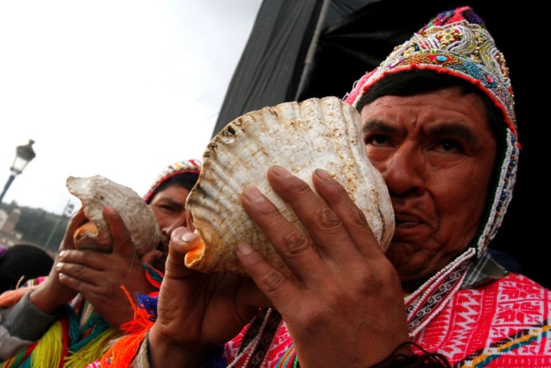 Cusqueños celebran en las calles la concesión del aeropuerto de Chinchero.