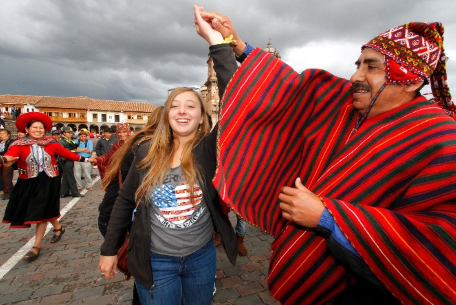 Cusqueños celebran en las calles la concesión del aeropuerto de Chinchero