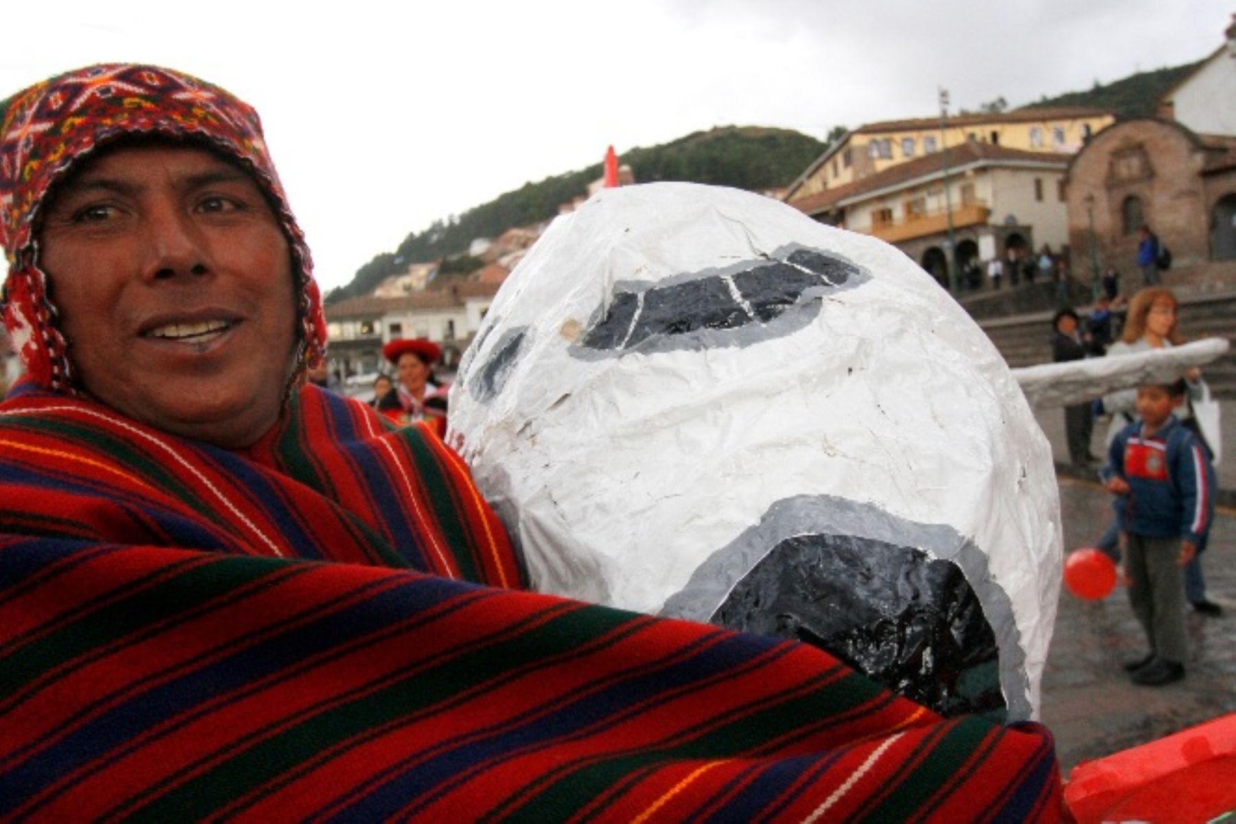 Cusqueños celebran en las calles la concesión del aeropuerto de Chinchero